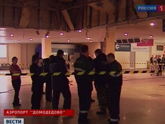 Спасатели на месте теракта в "Домодедово". Кадр телеканала "Россия 1"