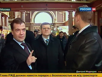 Дмитрий Медведев и Юрий Чайка на Киевском вокзале. Кадр телеканала "Россия 24"