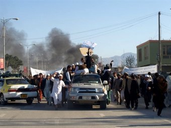 Дым над зданием миссии ООН в Мазари-Шарифе после нападения. Фото ©AFP