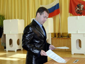 Дмитрий Медведев голосует на выборах. Архивное фото ©AFP