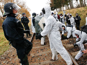 https://img.lenta.ru/news/2012/11/30/proteste/picture.jpg